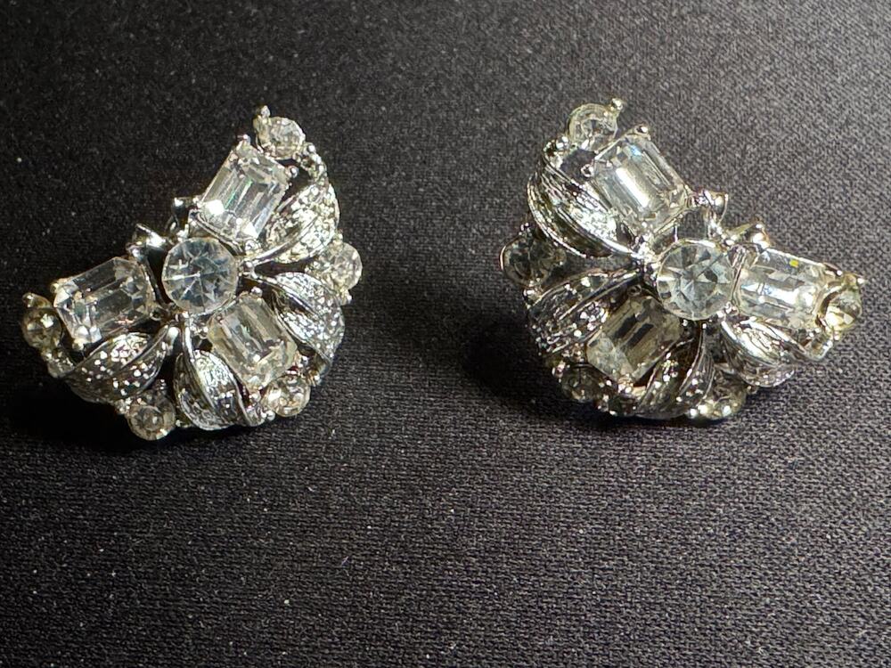 Vintage "Star" Screw Back Rhinestone Silver Tone Leaf Earrings